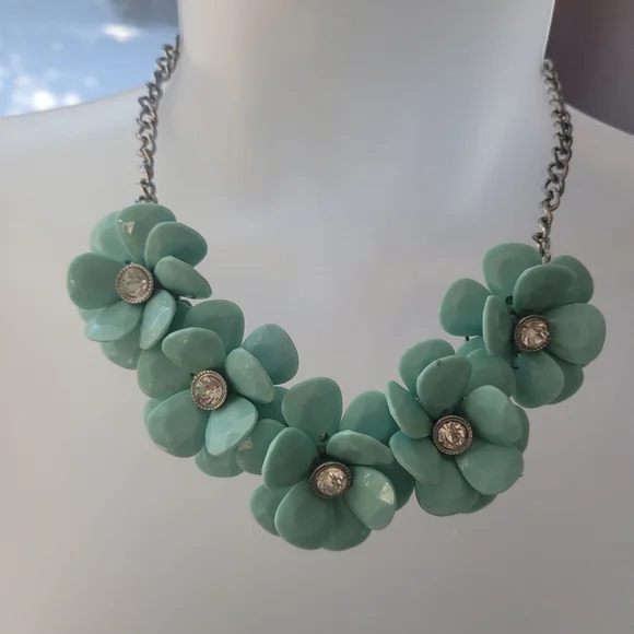 Vintage Floral Necklace - Picture 8 of 10